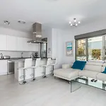 Luxury Front With Pool Апартаменты *