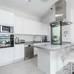 Luxury Front With Pool Апартаменты *