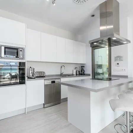 Luxury Front With Pool Apartment *