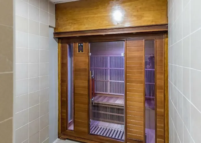 Luxury Front With Pool *